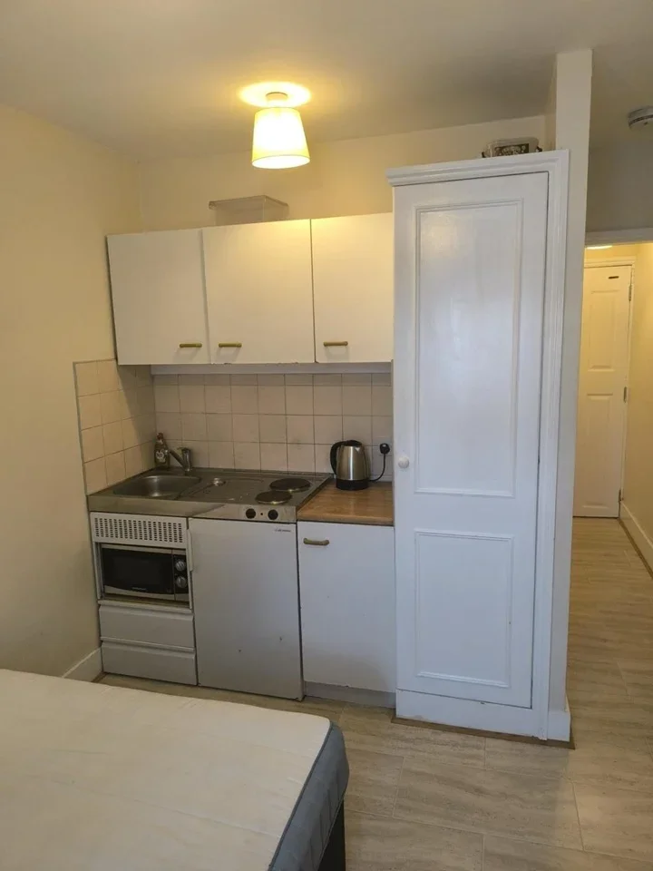Room Mornington Road in Greater London