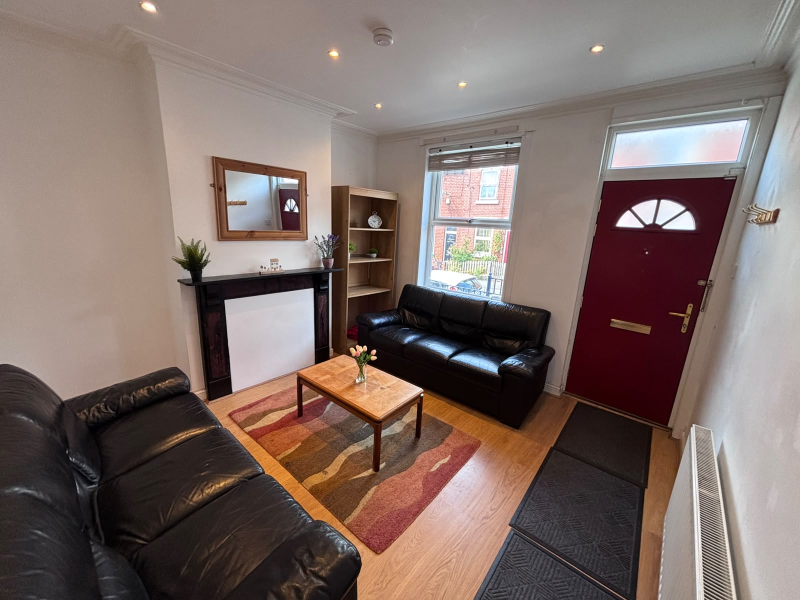 Room Carberry Place in Leeds