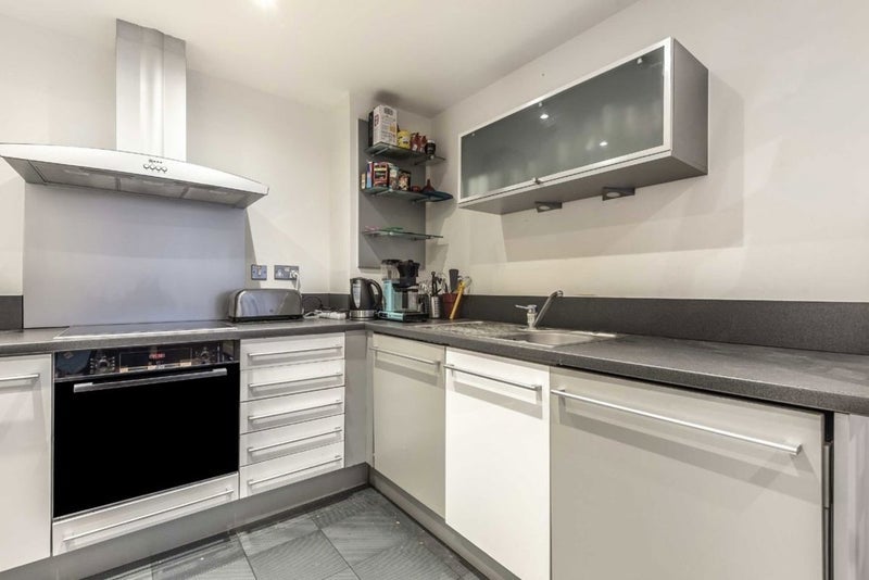 Room Crews Street in Greater London
