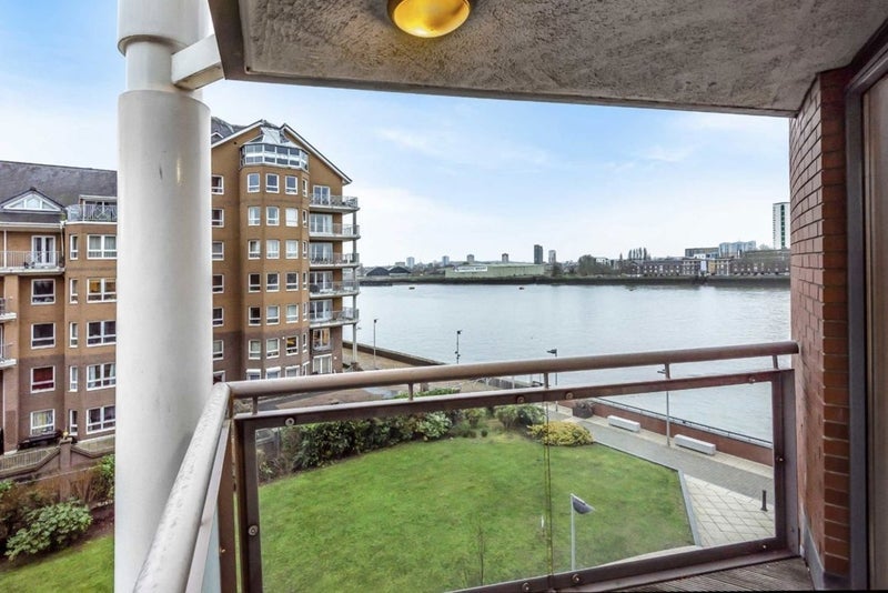 Room Crews Street in Greater London