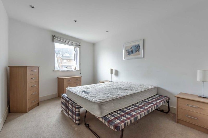 Room Crews Street in Greater London