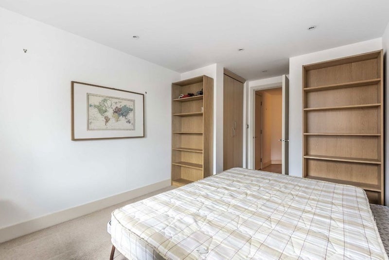 Room Crews Street in Greater London