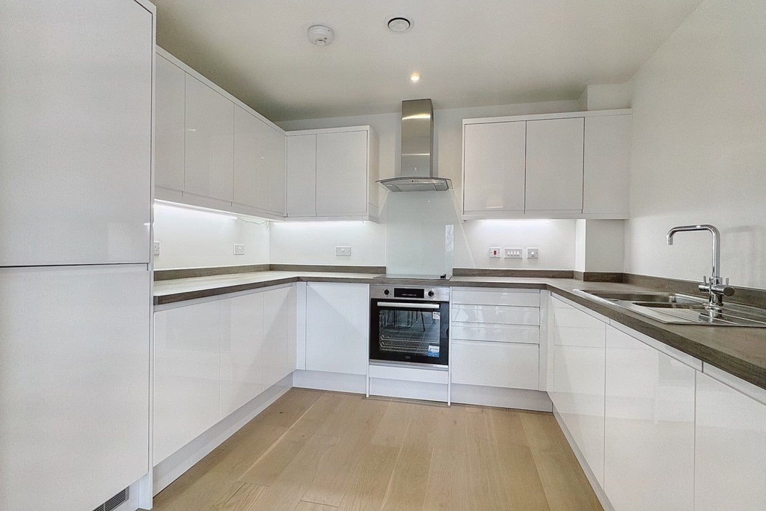 Flat Leacon Road in Ashford
