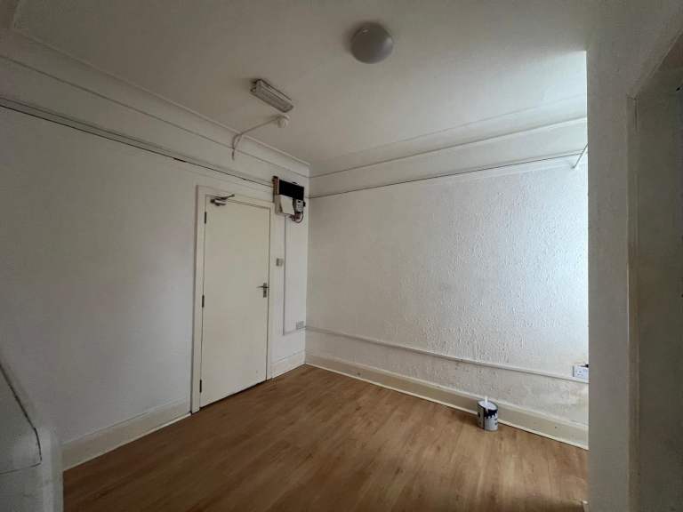 Flat Golders Green Road in Greater London