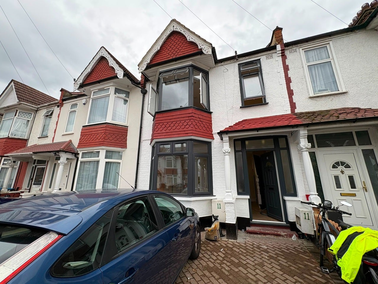 House Waverley Avenue in Greater London