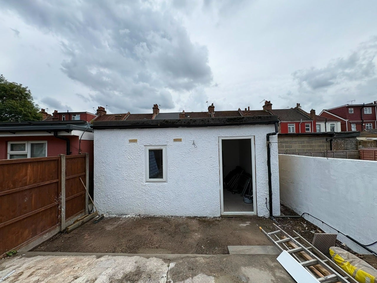 House Waverley Avenue in Greater London