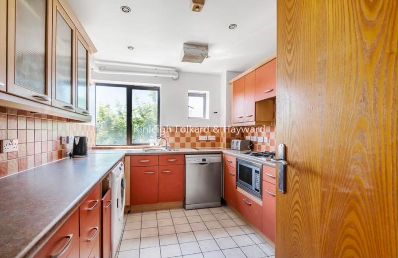 Room Manor Gardens in Greater London