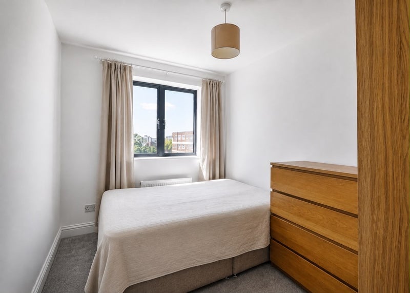 Room Manor Gardens in Greater London
