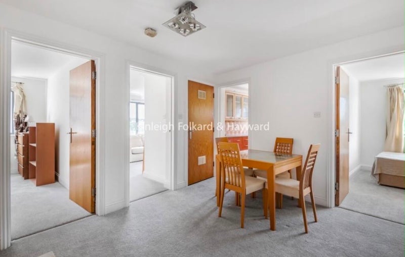 Room Manor Gardens in Greater London