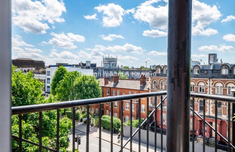 Room Manor Gardens in Greater London