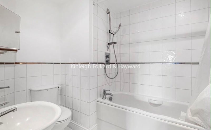 Room Manor Gardens in Greater London