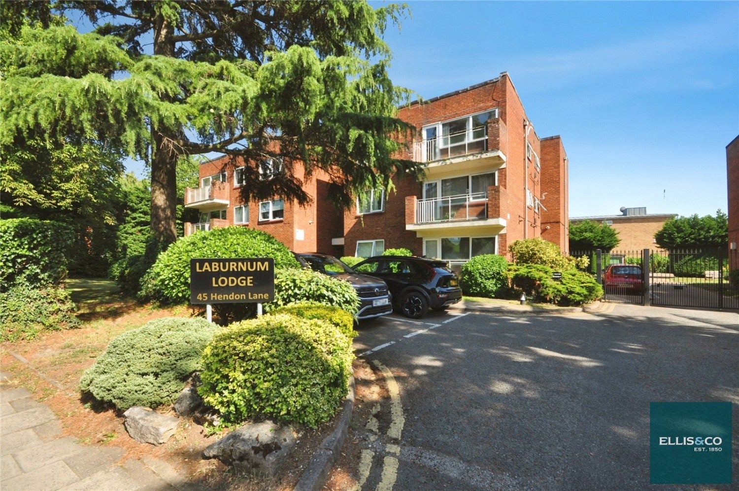 Flat Hendon Lane in Greater London