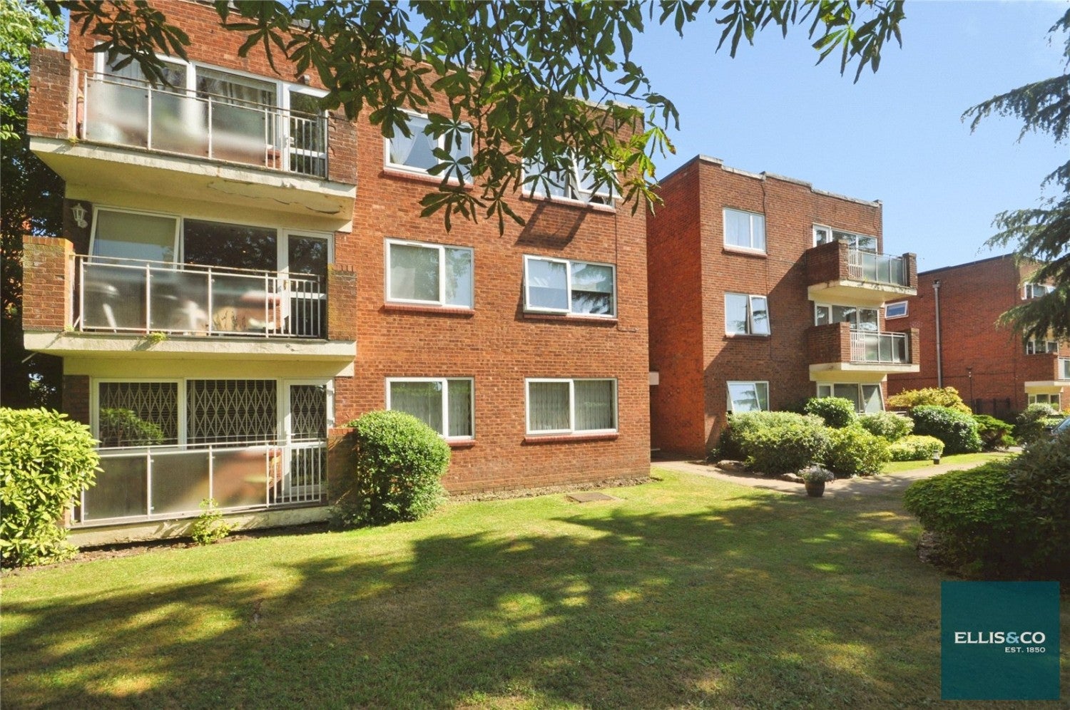 Flat Hendon Lane in Greater London