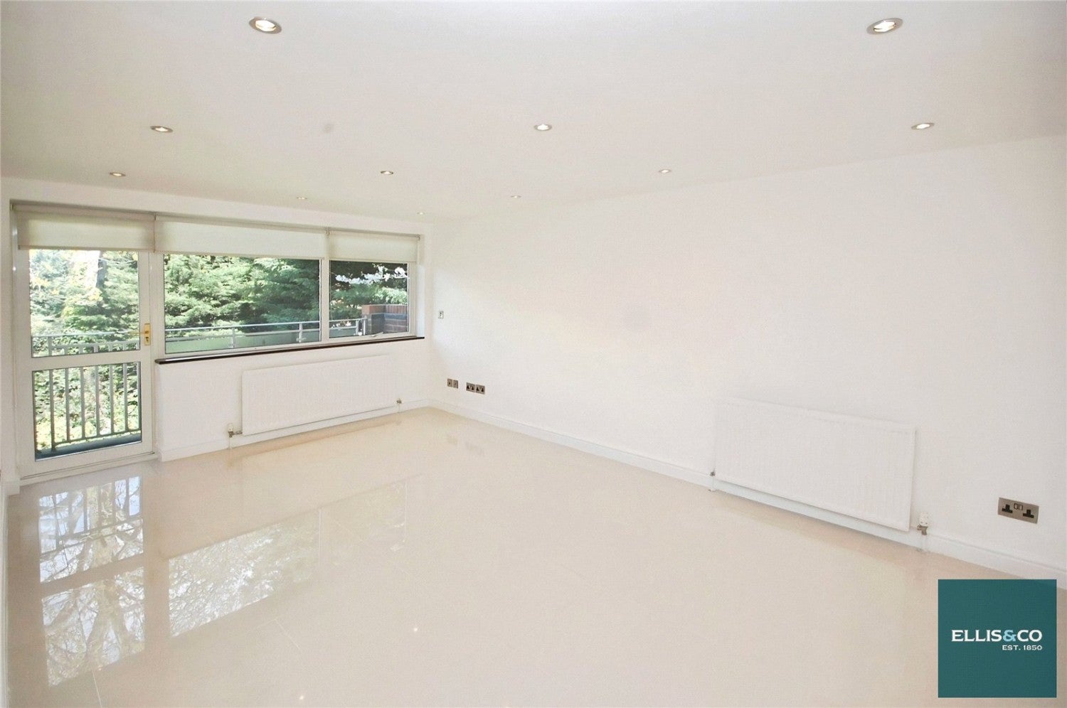Flat Hendon Lane in Greater London