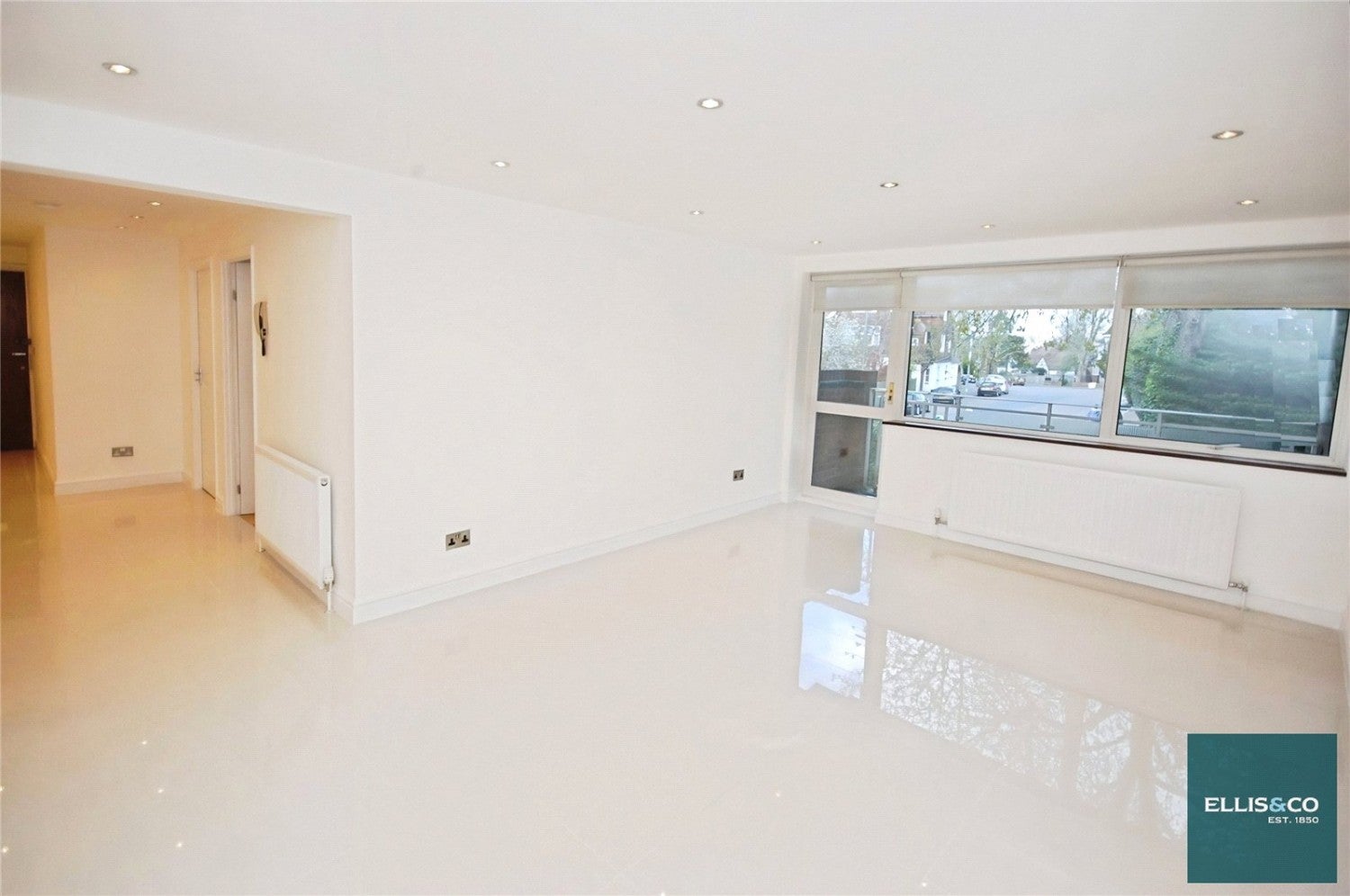Flat Hendon Lane in Greater London