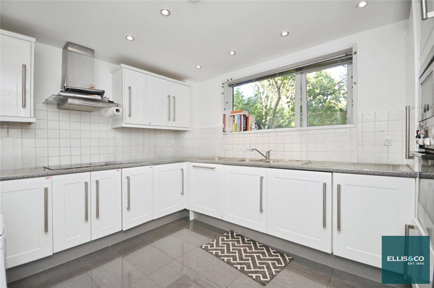 Flat Hendon Lane in Greater London