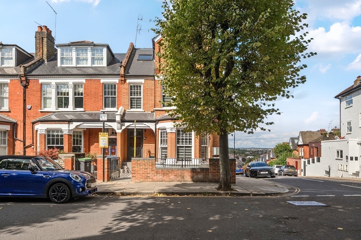 Flat Ridge Road in Greater London