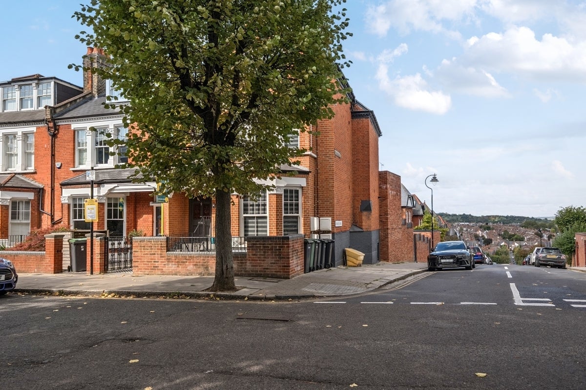 Flat Ridge Road in Greater London