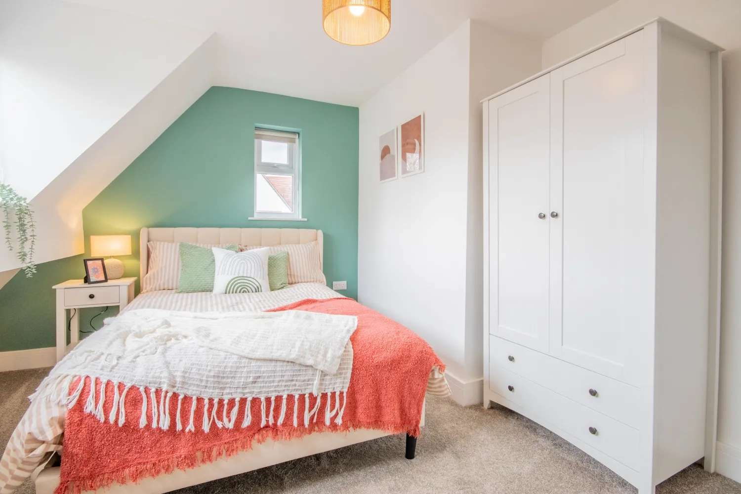 Room Woodside Road in Nottingham