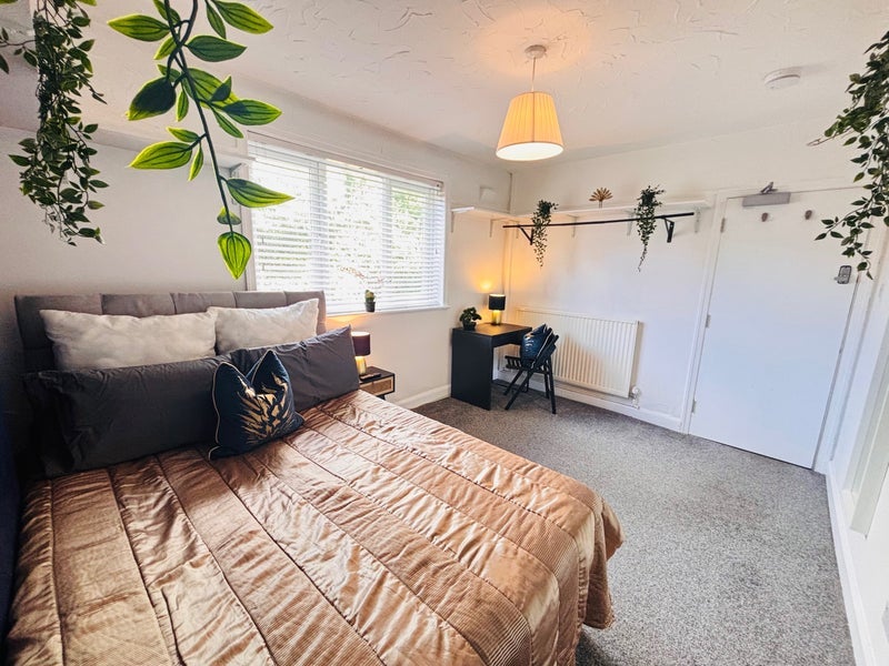 Room Heswall Avenue in Manchester