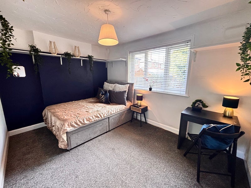 Room Heswall Avenue in Manchester