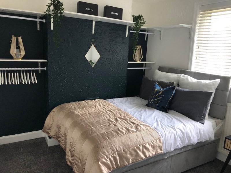 Room Heswall Avenue in Manchester