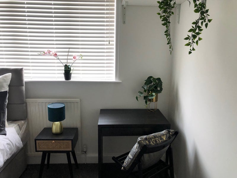 Room Heswall Avenue in Manchester