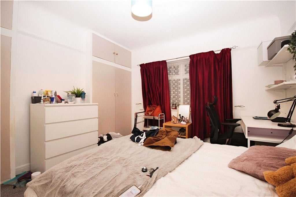 Flat Beckingham Road in Guildford