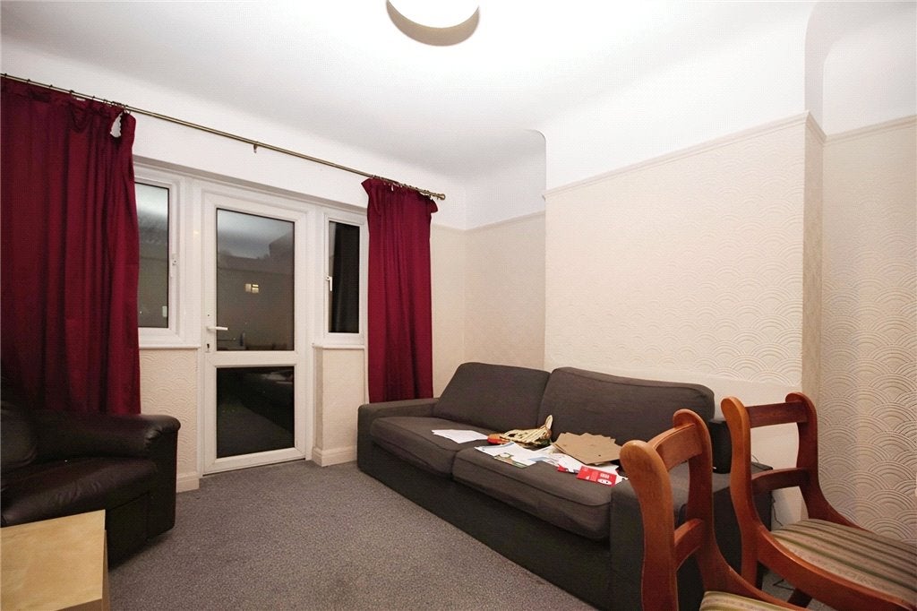 Flat Beckingham Road in Guildford