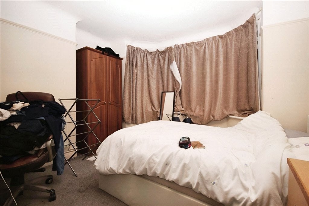 Flat Beckingham Road in Guildford
