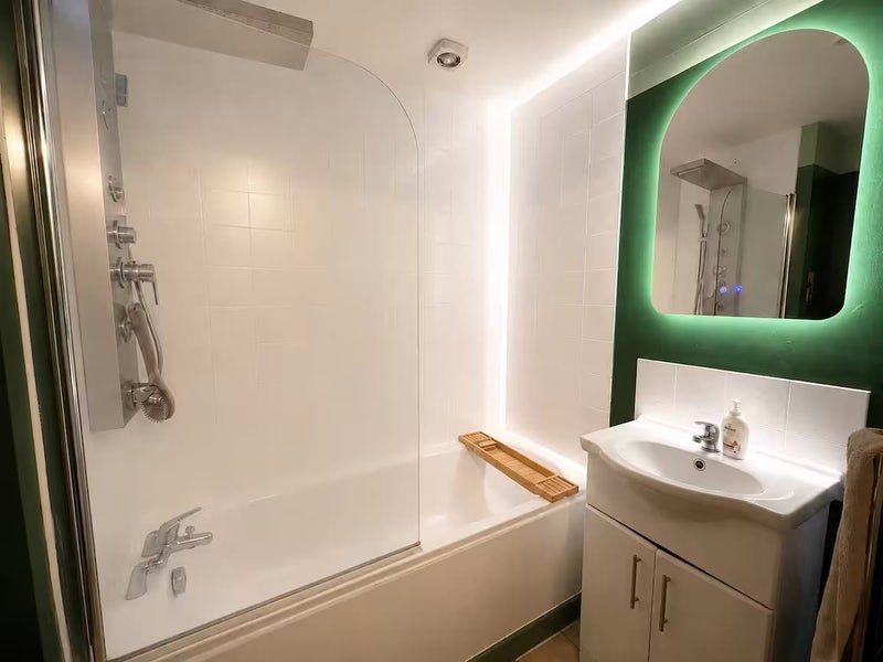 Flat Lambkins Mews in Greater London