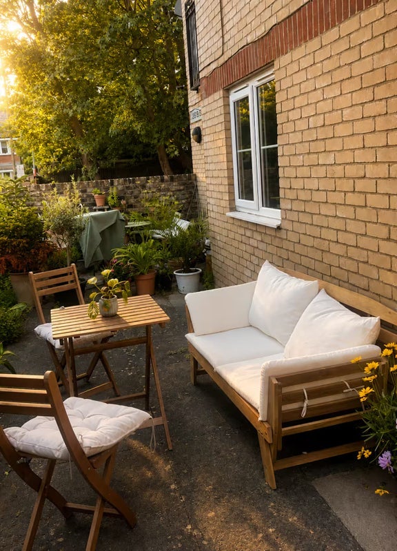 Flat Lambkins Mews in Greater London