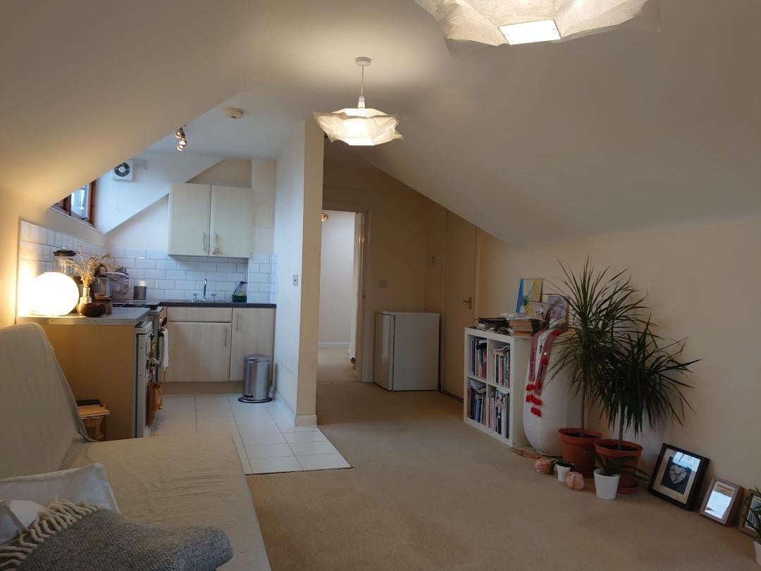 Flat Redclyffe Road in Greater London