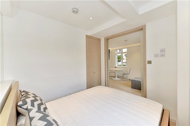 Flat Sloane Avenue in Greater London
