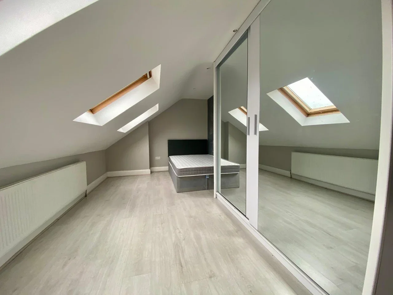 Flat Garratt Terrace in Greater London