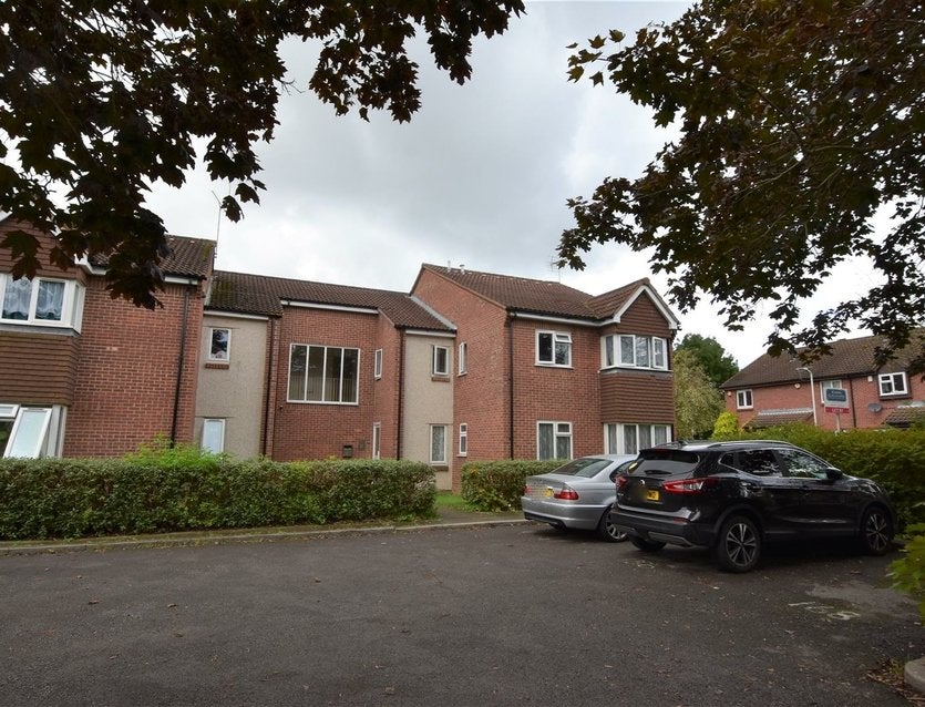 Flat Lowdell Close in Greater London