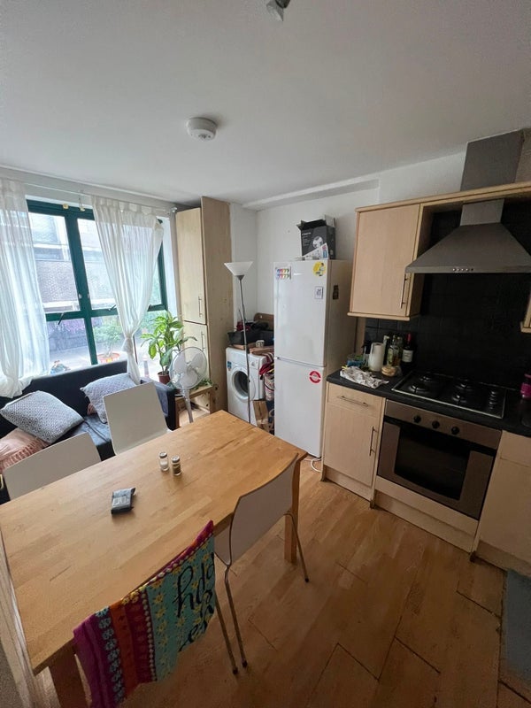 Room Middlesex Street in Greater London