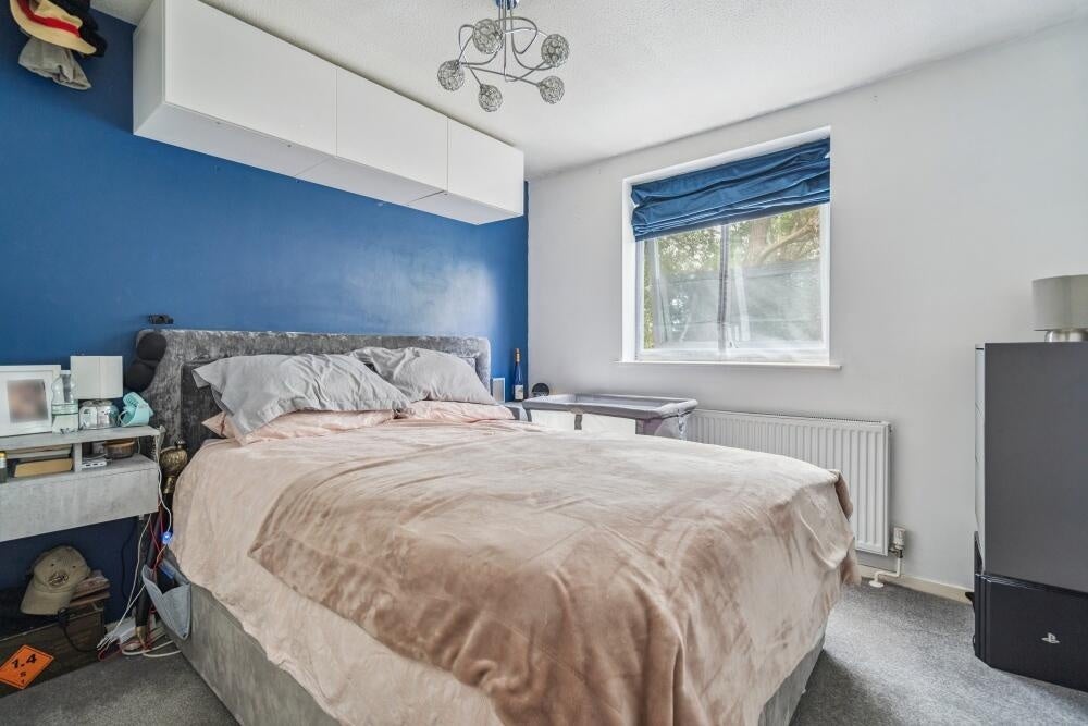 Flat Rochfords Gardens in Slough