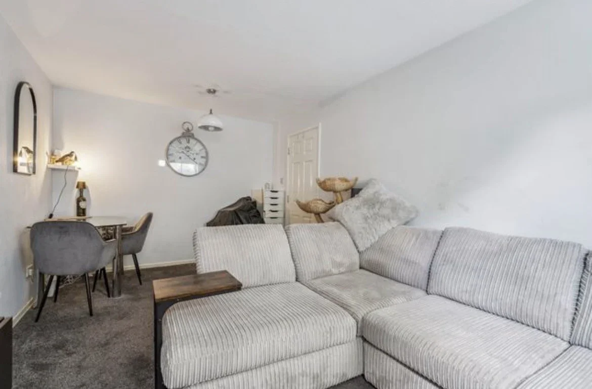 Flat Rochfords Gardens in Slough