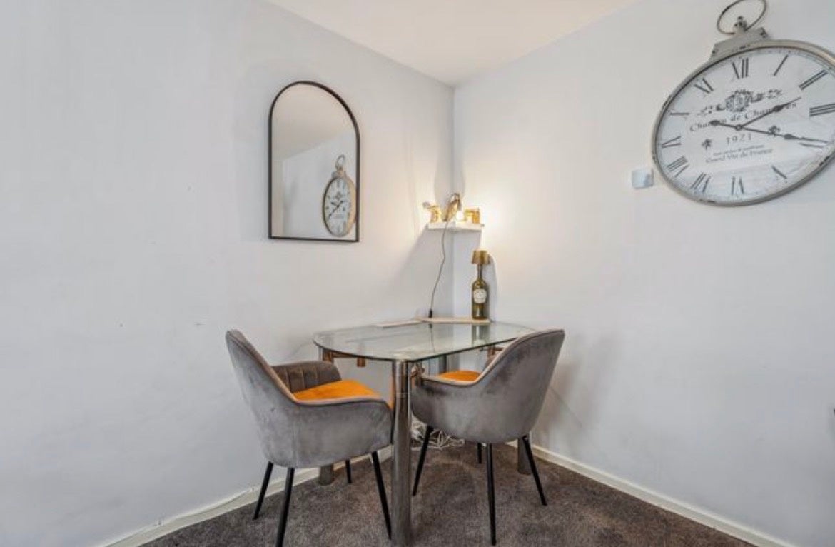 Flat Rochfords Gardens in Slough