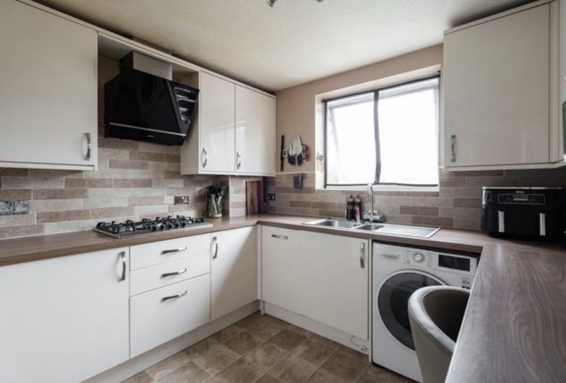 Flat Rochfords Gardens in Slough
