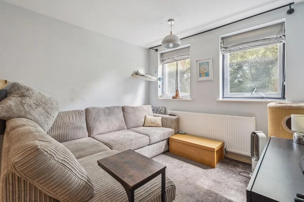 Flat Rochfords Gardens in Slough