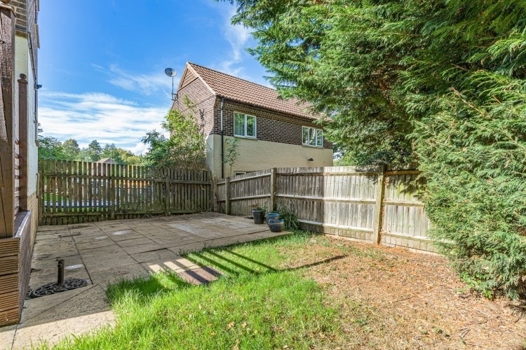 House Forsythia Walk in Cherwell District