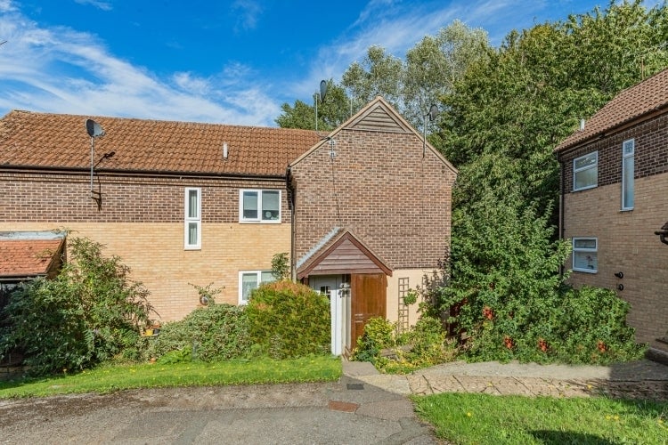 House Forsythia Walk in Cherwell District