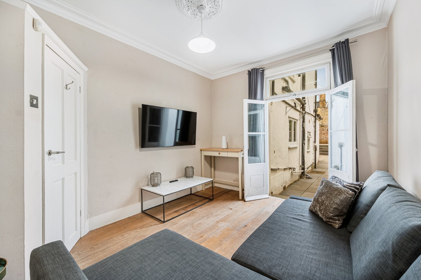 Flat Elliott Road in Greater London
