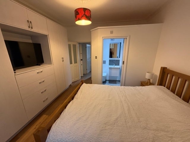 Flat Elliott Road in Greater London