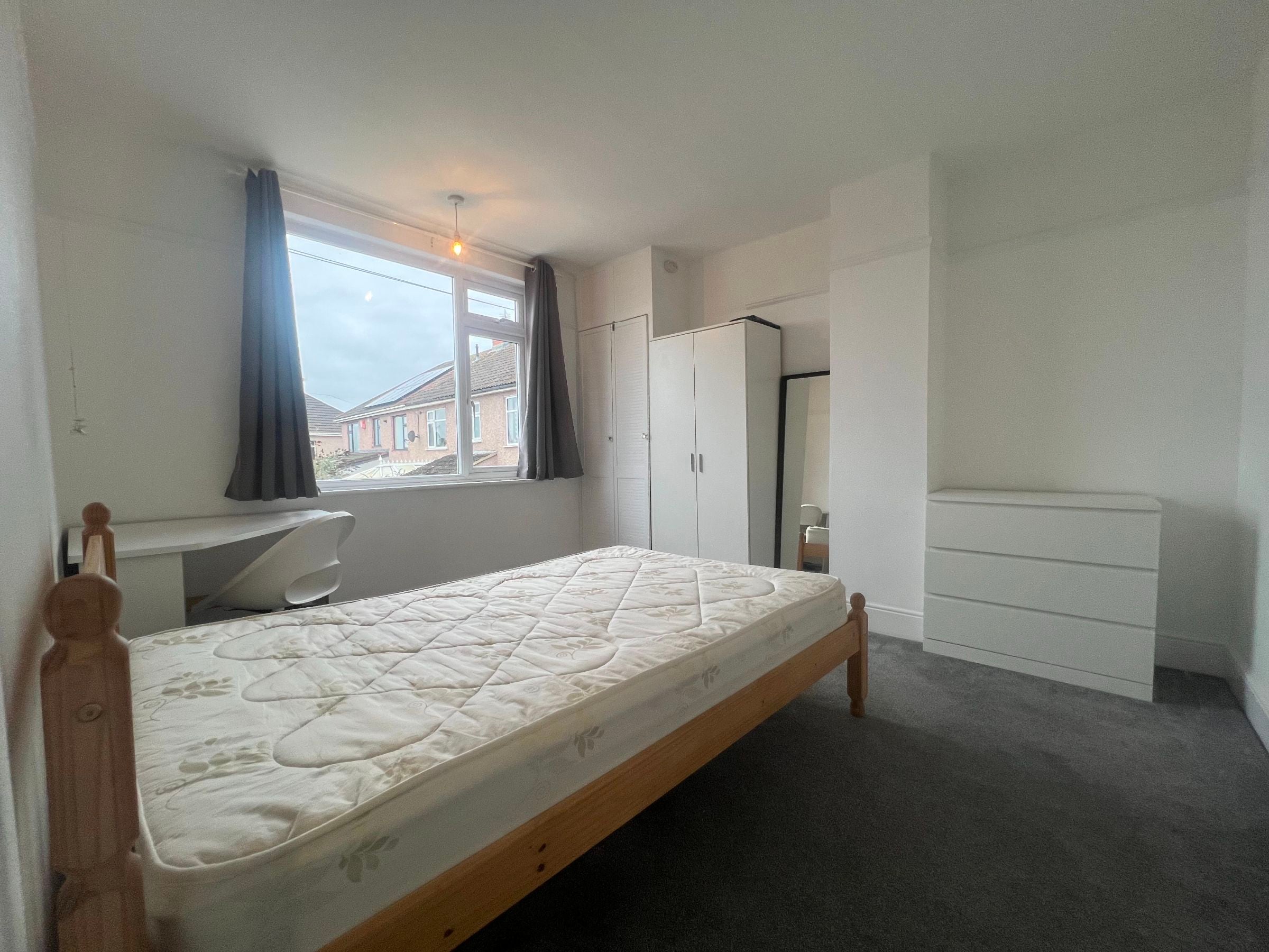 Flat Tenth Avenue in Bristol