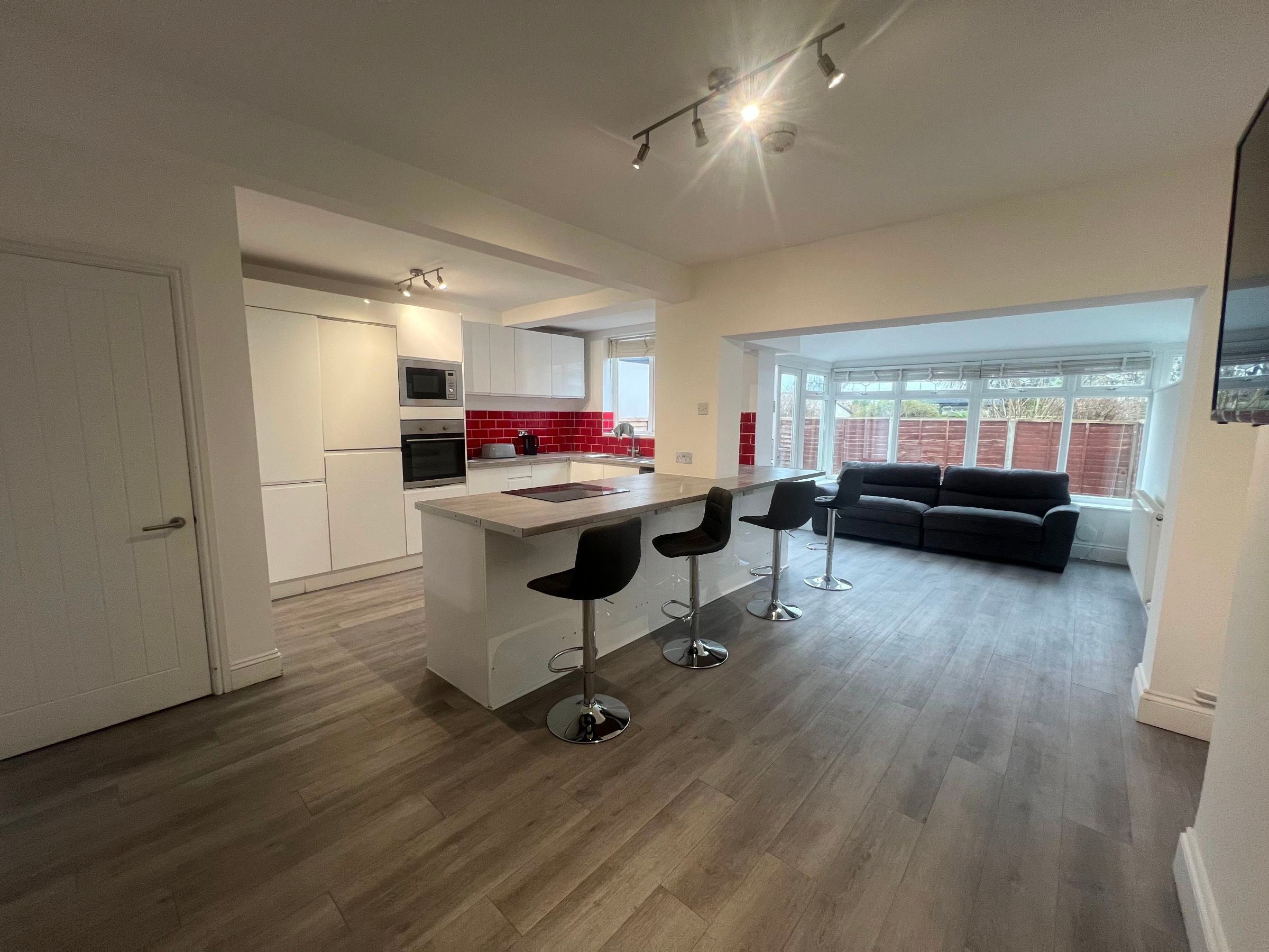 Flat Tenth Avenue in Bristol