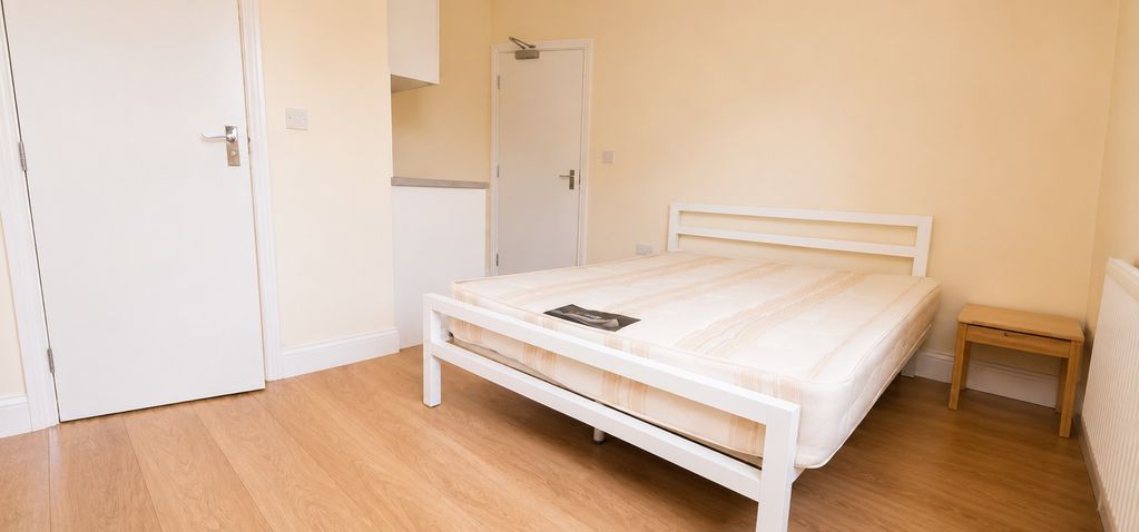 Room High Road in Greater London