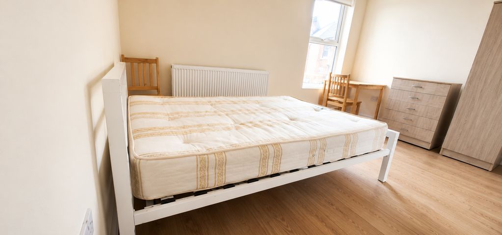Room High Road in Greater London